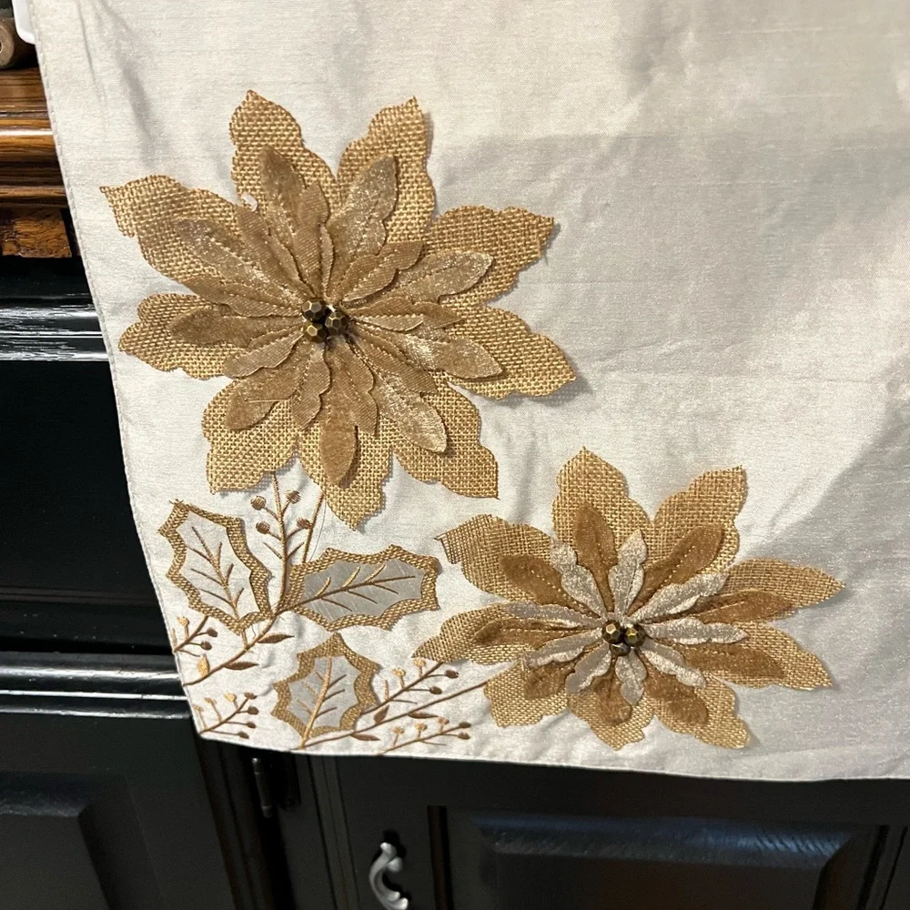 Lot of 2‎ Placemats and 1 Table Runner